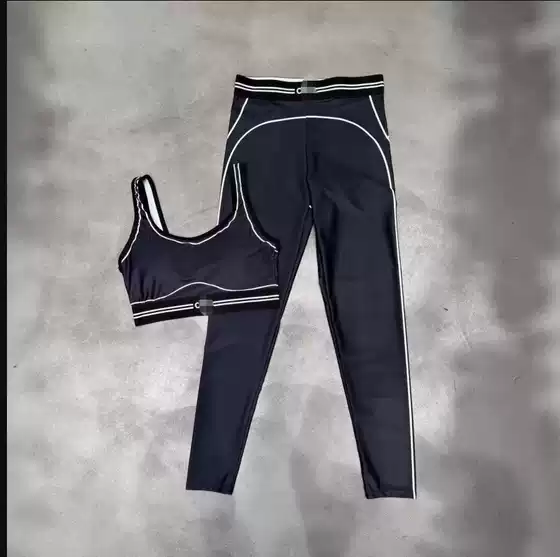 2026 Letter Logo Yoga Set Seamless Training Clothes with Padded Skin-Friendly Fabric Elastic Stretch for Summer Commuting