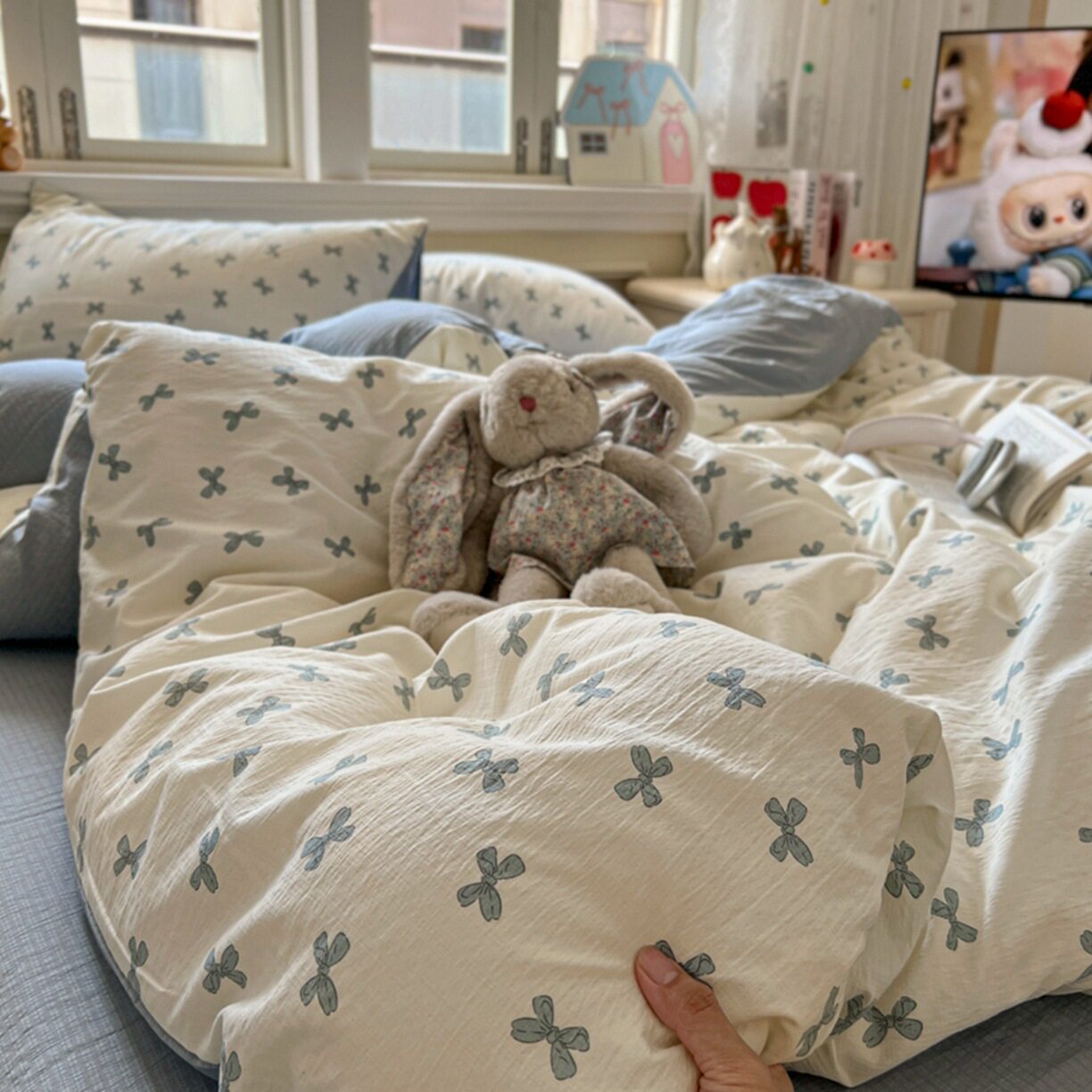 青い結び目が飛んでいます