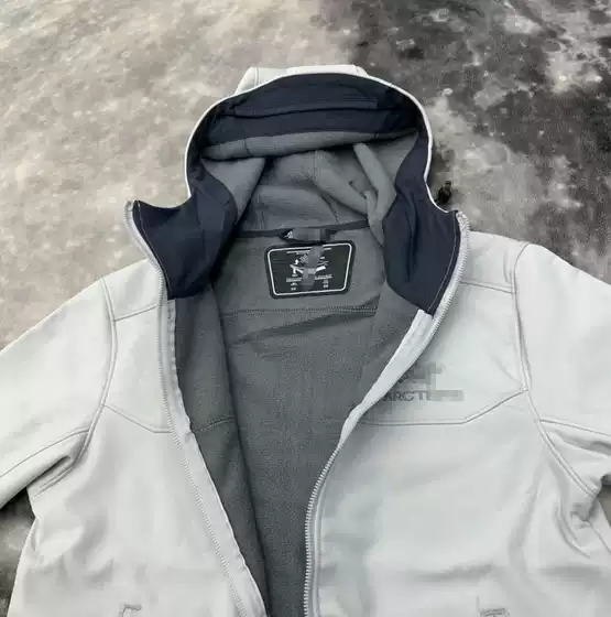 2025 New Niaojia Soft Shell Hooded Jacket Windproof and Waterproof Mountaineering Outdoor Men's and Women's Jackets Casual Love Wholesale