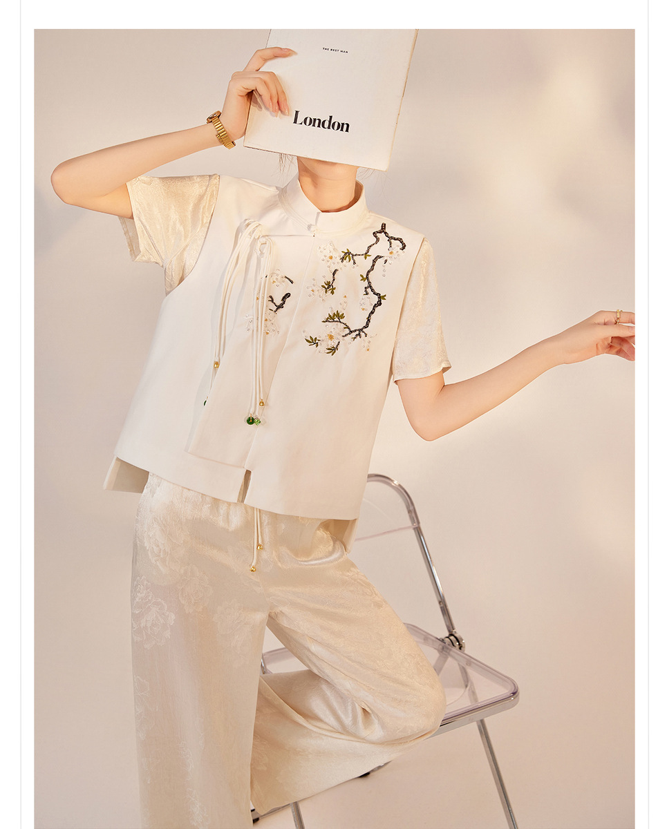 Áo vest nữ cổ đứng thêu nổi cài khuy phong cách thanh lịch — Ngọc Bích Đen (Giao Hàng Ngay), Trắng tuyết satin (tóc làm trong ngày)