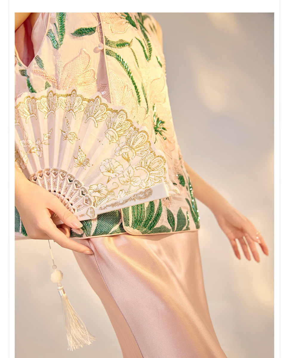 Áo vest nữ không tay thêu hoa nổi chất liệu satin phối họa tiết cành hoa — Hồng xanh (phát hành cùng ngày), Màu xanh hồng (giao hàng trong 7 ngày), Màu xanh mơ (giao hàng trong 7 ngày), Màu xanh mơ (phát hành cùng ngày)