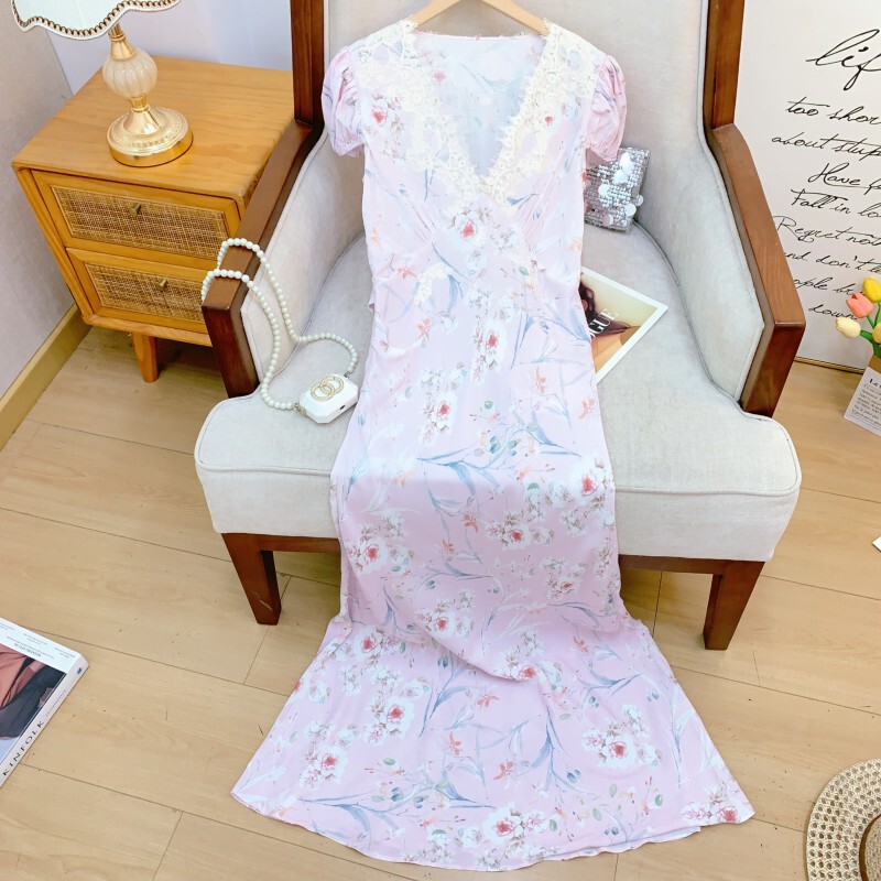 Đầm maxi nữ cổ V tay bồng họa tiết hoa nhí viền ren thắt eo dáng đuôi cá — Hồng đinh hương màu sương mù, tặng kèm áo mặc trong