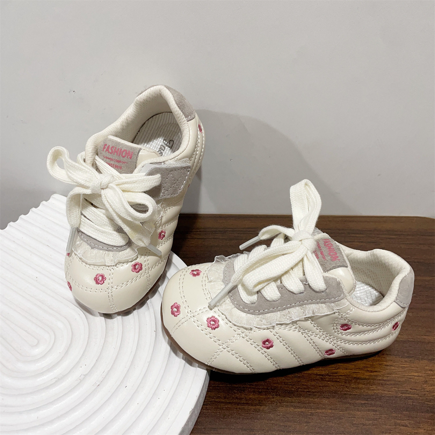 2026年春款童鞋可爱刺绣小花朵女宝宝休闲鞋舒适百搭儿童防滑板鞋,淘宝优惠券,粉丝福利购,淘宝优惠卷