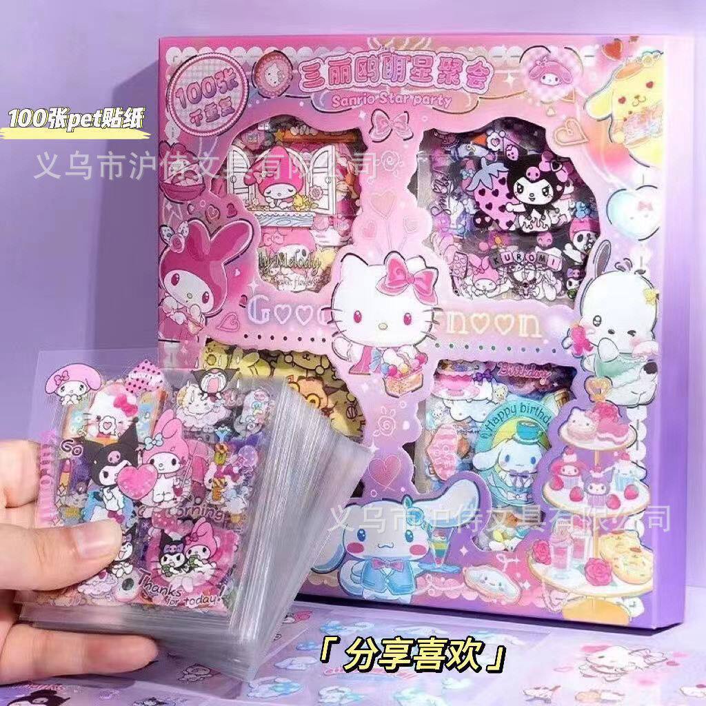 Sanrio 100 наклеек ручной работы Подарочная коробка с клубничным медведем для милой девочки, детская мультяшная открытка, водонепроницаемые наклейки для домашних животных Изображение 1