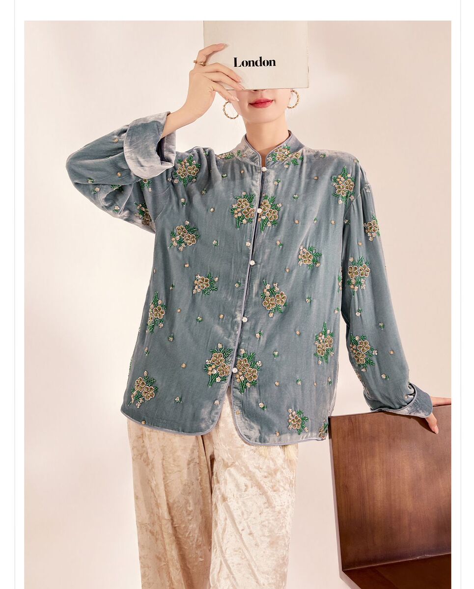 Áo sơ mi nữ lụa tơ tằm cổ đứng cài khuy kiểu cardigan thêu hoa — Dương Tây Đỏ (Giao Hàng Ngay)