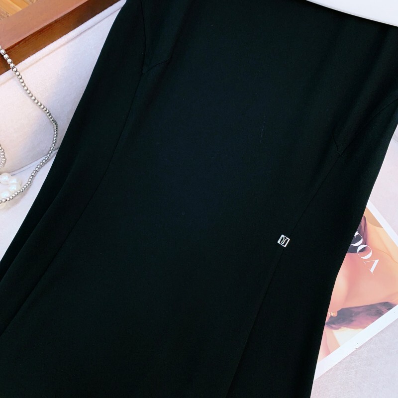 Đầm ôm body nữ cổ trễ vai lệch vai chất liệu satin bóng cao cấp dáng đuôi cá xẻ tà — Hắc Tùng Mặc