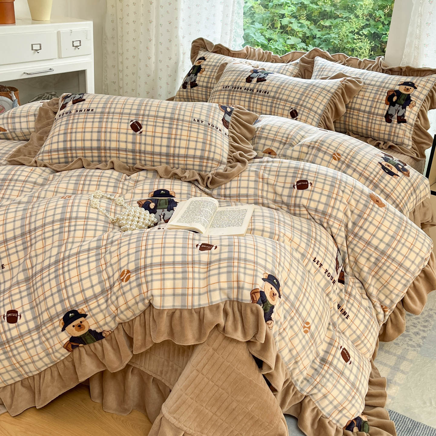 Autumn and Winter Thickened Milk Bed Cover Four-Piece Set with Vintage Lace, Quilted Non-Slip Bedspread, Double-Sided All-Season Coral Fleece