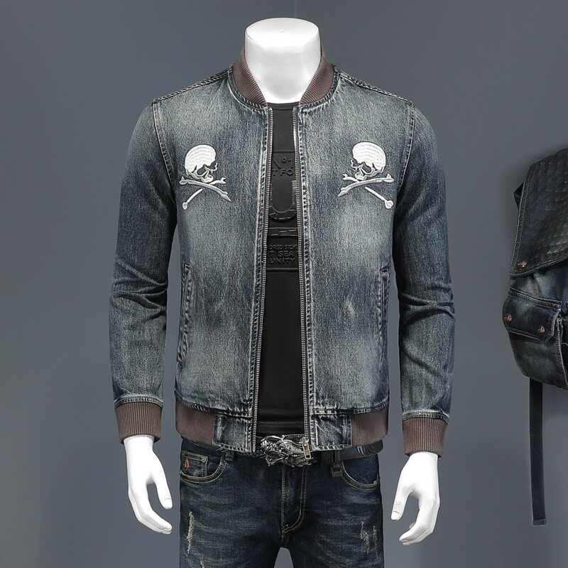 Áo Khoác Jean Nam Cổ Bóng Chày Thêu Đầu Lâu Slim Fit Màu Xanh Jean