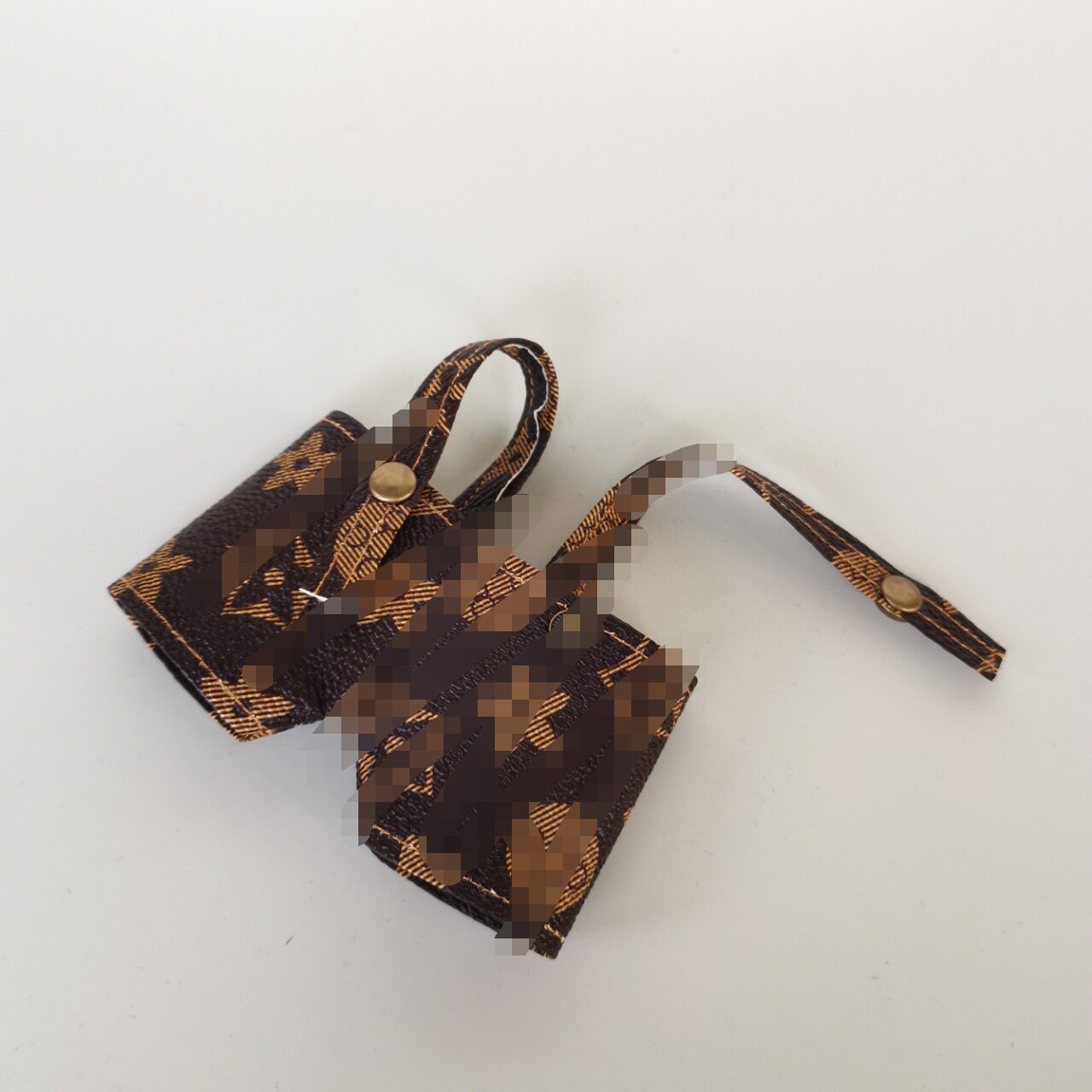 茶色の革パンツを立った状態で着用