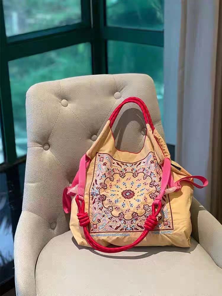 ベージュのカシューフラワー