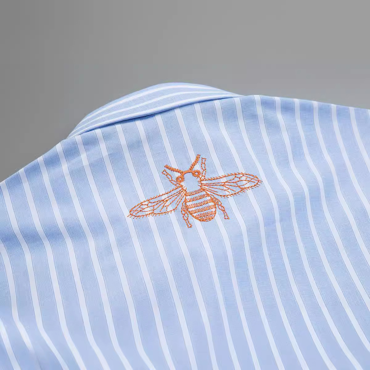 Áo sơ mi nam tay dài sọc xanh trắng cotton phối thêu ong sau lưng dáng ôm — Màu xanh lam nhạt