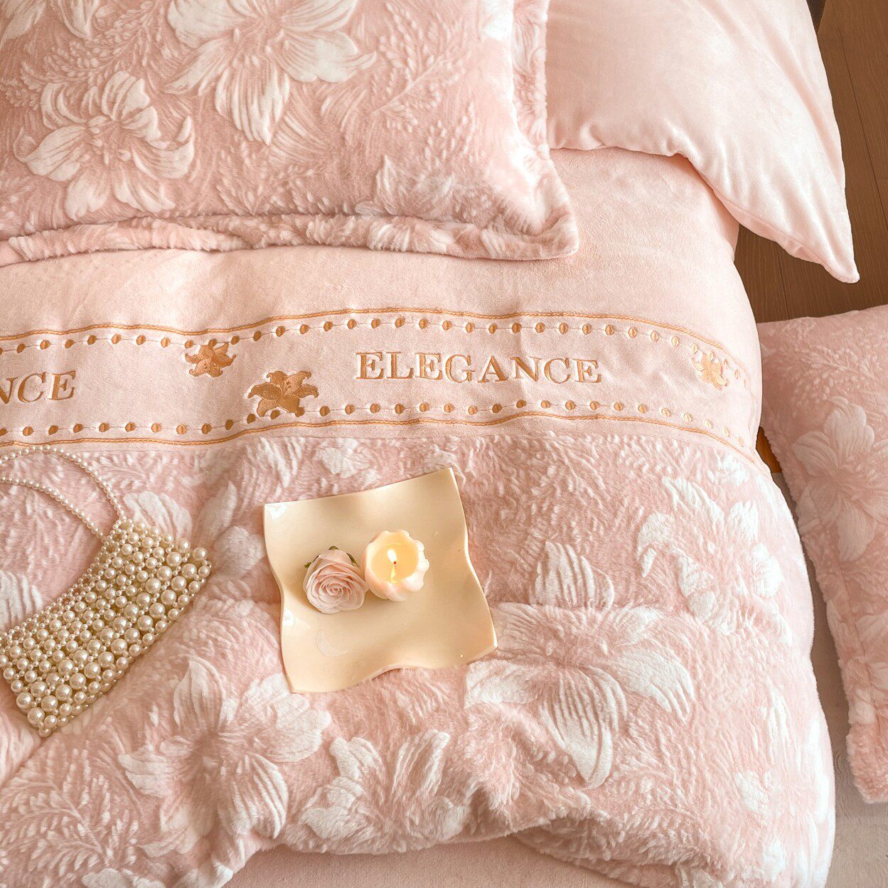 Category a Maternal and Infant Grade Thickeneded Carved Milk Velvet Four-Piece Set Autumn and Winter High-End Rabbit Plush Warm Bed Three-Piece Set