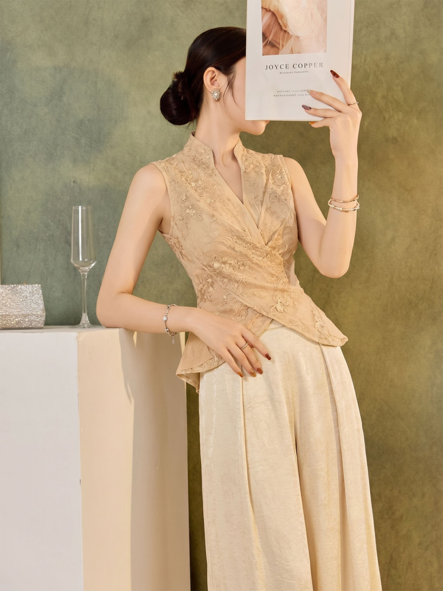 Áo sơ mi nữ không tay cổ chữ V thêu nổi bật, dáng ôm eo phối ren — màu vàng kim