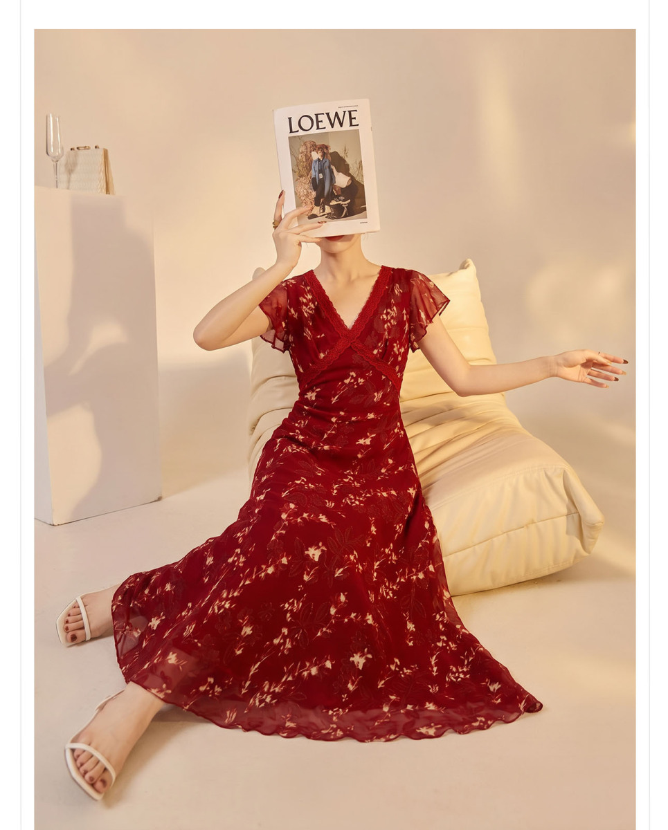 Đầm hoa nhí dáng lửng cổ chữ V phối ren vai — màu đỏ