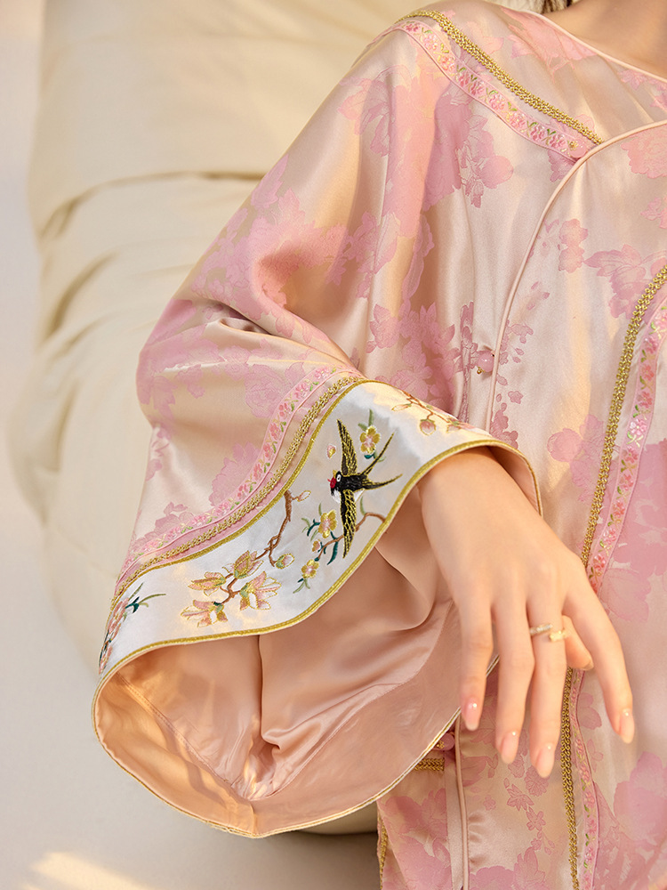 Áo sơ mi nữ dài tay dáng rộng họa tiết hoa nổi chất liệu rayon pha polyester — Củ sen hồng (giao hàng trong 7 ngày), Hoa sen hồng (tóc cùng ngày)