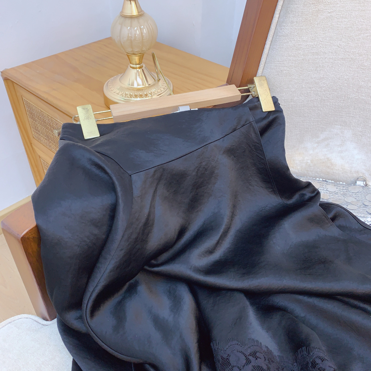 Chân váy midi dáng suông phối ren bất đối xứng chất liệu acetate bóng nhẹ — Đen hiện đại, Trắng ngọc trai