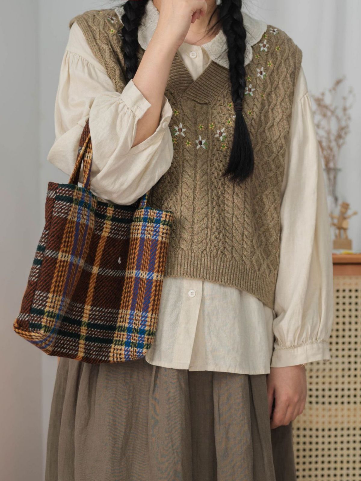 V-Neck Embroidered Knitted Vest for Women, Retro Floral Niche Design Sweater Vest, Fashionable and Versatile