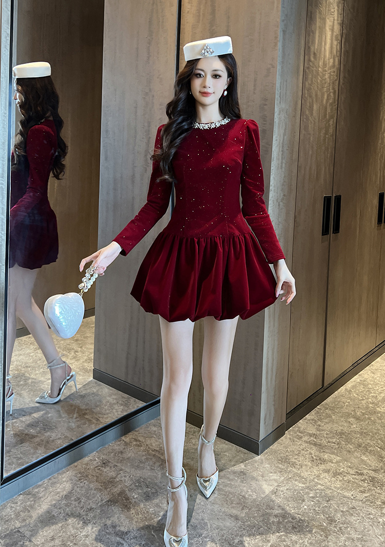 Đầm nhung đỏ cổ tròn đính đá thắt eo dáng xòe — Màu đỏ rượu
