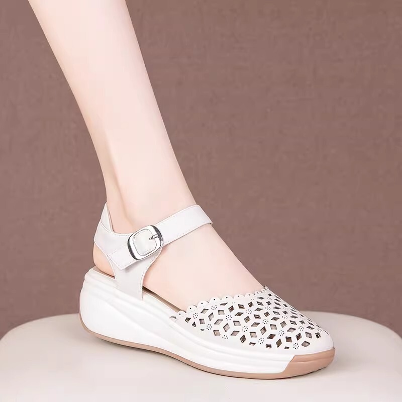 Sandal nữ quai ngang mũi tròn đế xuồng, thiết kế khoét lỗ thoáng mát, phối màu trắng be thanh lịch — Màu trắng be