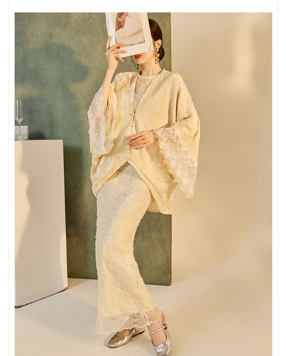 Bộ ba món nữ gồm áo khoác dệt hoa đính cườm tua rua, áo gile và chân váy ren dáng midi — Áo khoác Jacquard (giao hàng trong 7 ngày), Áo khoác Jacquard (giao hàng trong ngày), Áo tua rua (giao hàng trong 7 ngày), Áo tua rua (giao hàng trong ngày)