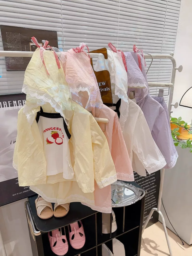 Set tiga bagian stylish dopamine anak perempuan musim panas, jaket hoodie pelindung sinar matahari berumbai renda