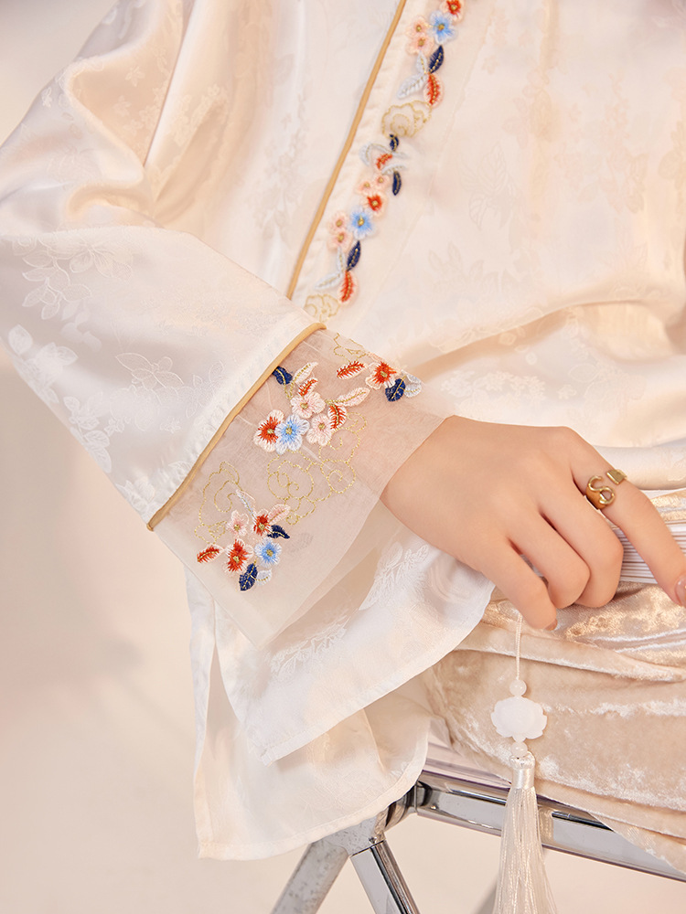 Áo nữ dài tay cổ tròn thêu hoa cài khuy lệch vai phong cách thanh lịch — Cloud Silk White (Giao hàng ngay hôm nay), Cloud Silk White (Giao hàng trong 7 ngày)