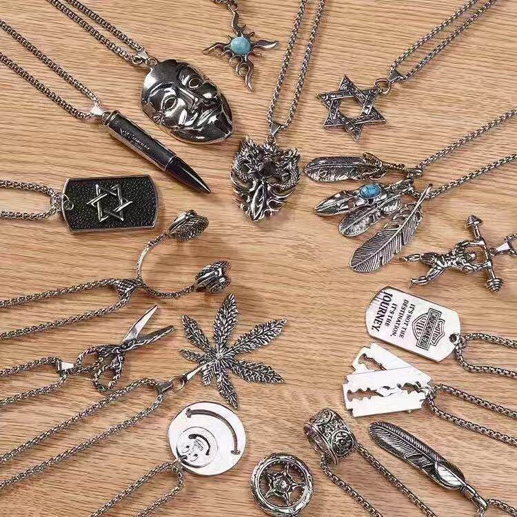 Titanium steel necklace men's fashion brand all-match clavicle chain light luxury niche design high-end Cuban pendant neck chain accessories