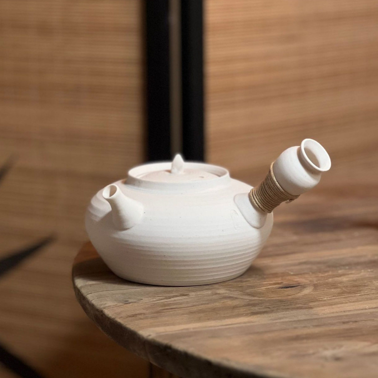 Chaozhou Original White Clay Sand Teapot with Side Handle, Suitable for Boiling Water and Making Tea, Can Be Used on Charcoal Stove or Electric Ceramic Stove, with a Pop-Up Lid