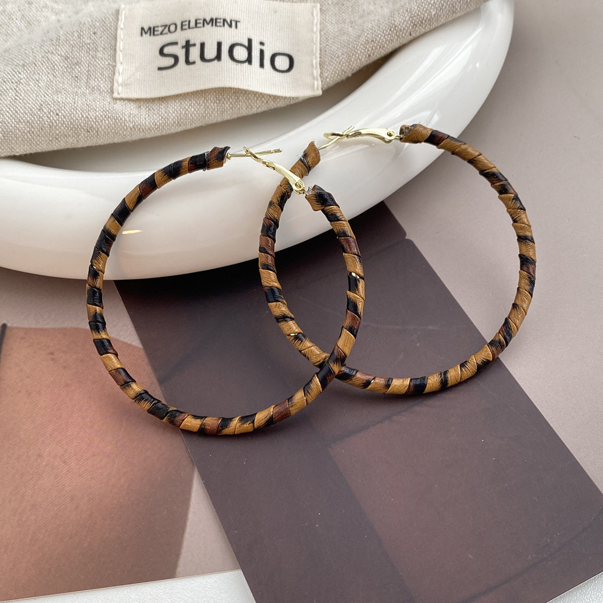 Silver needle gentle and high-end earrings. Temperament contrasting leopard print retro pearl lace bow long earrings.