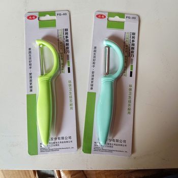 P-Type Two-Yuan Store Thickeneded Plastic Handle Paring Knife That Can Be Used to Peel Sugar Cane. Easy-To-Use Plastic Handle Stainless Steel Planer