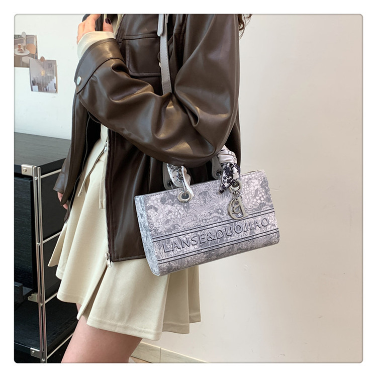 Cross-border high-looking handbag for women new popular niche design Diana bag embroidered shoulder messenger bag 33 undefined