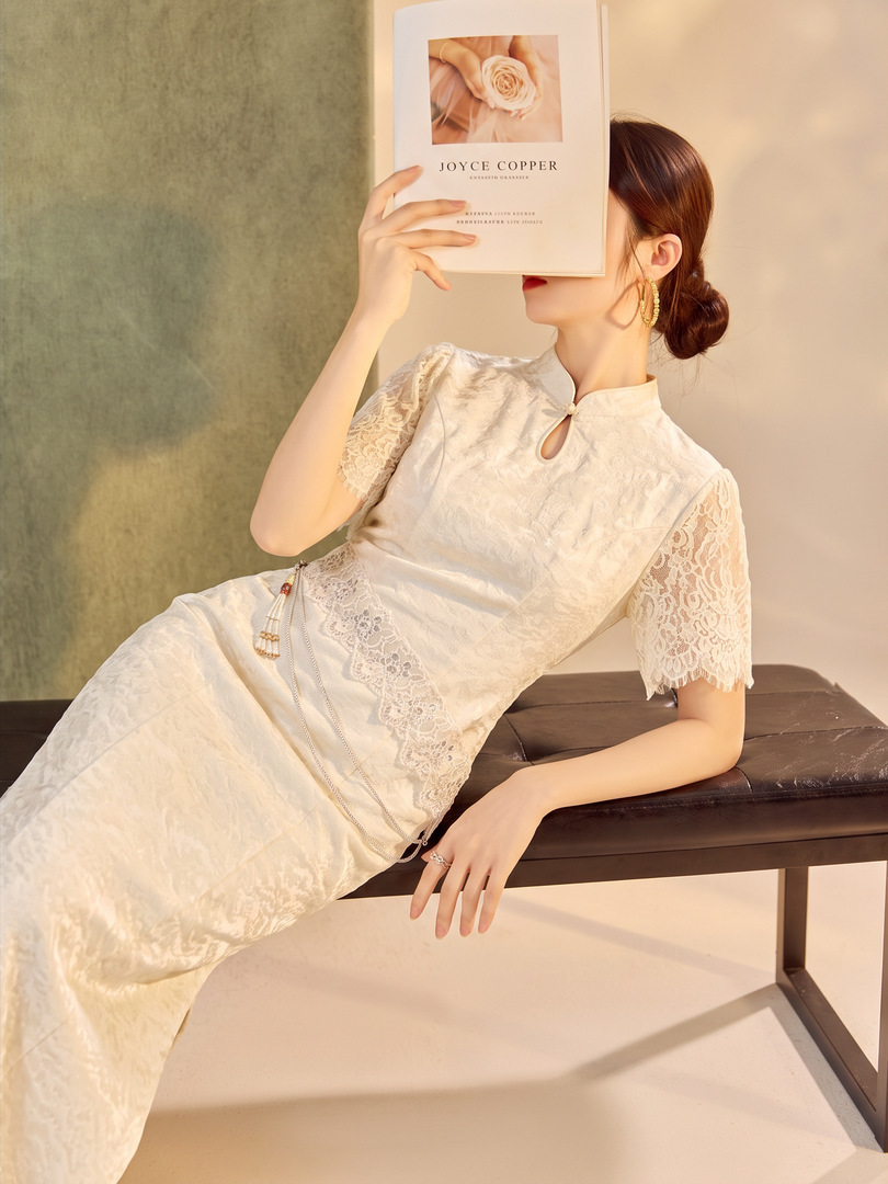 Bộ áo dài cách tân dáng ôm họa tiết hoa dệt jacquard kèm khăn choàng ngọc trai tháo rời — Vân kiều, Váy liền, Bộ