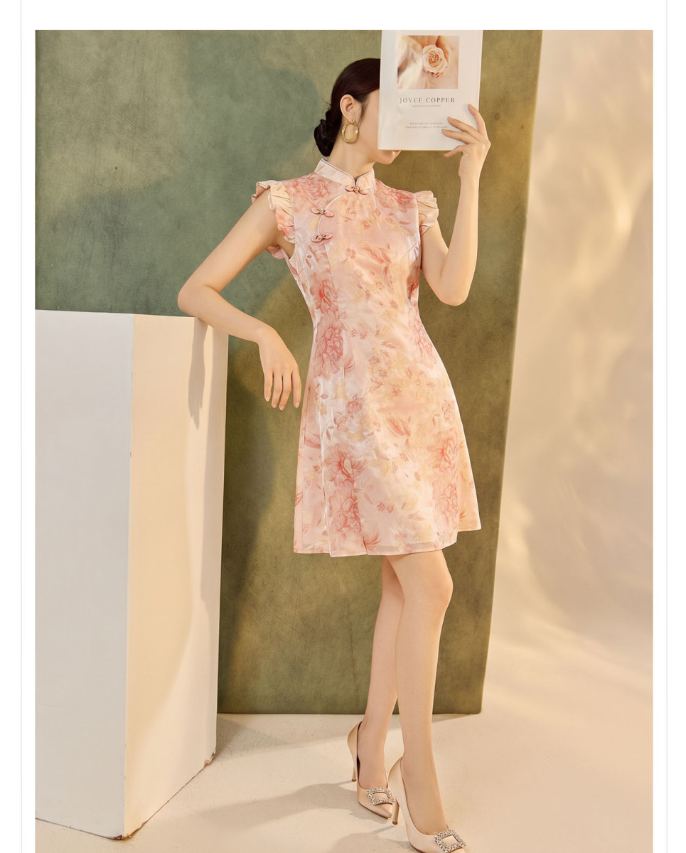 Đầm áo dài cách tân dáng ngắn cổ đứng thắt eo họa tiết hoa vải jacquard — Màu hồng