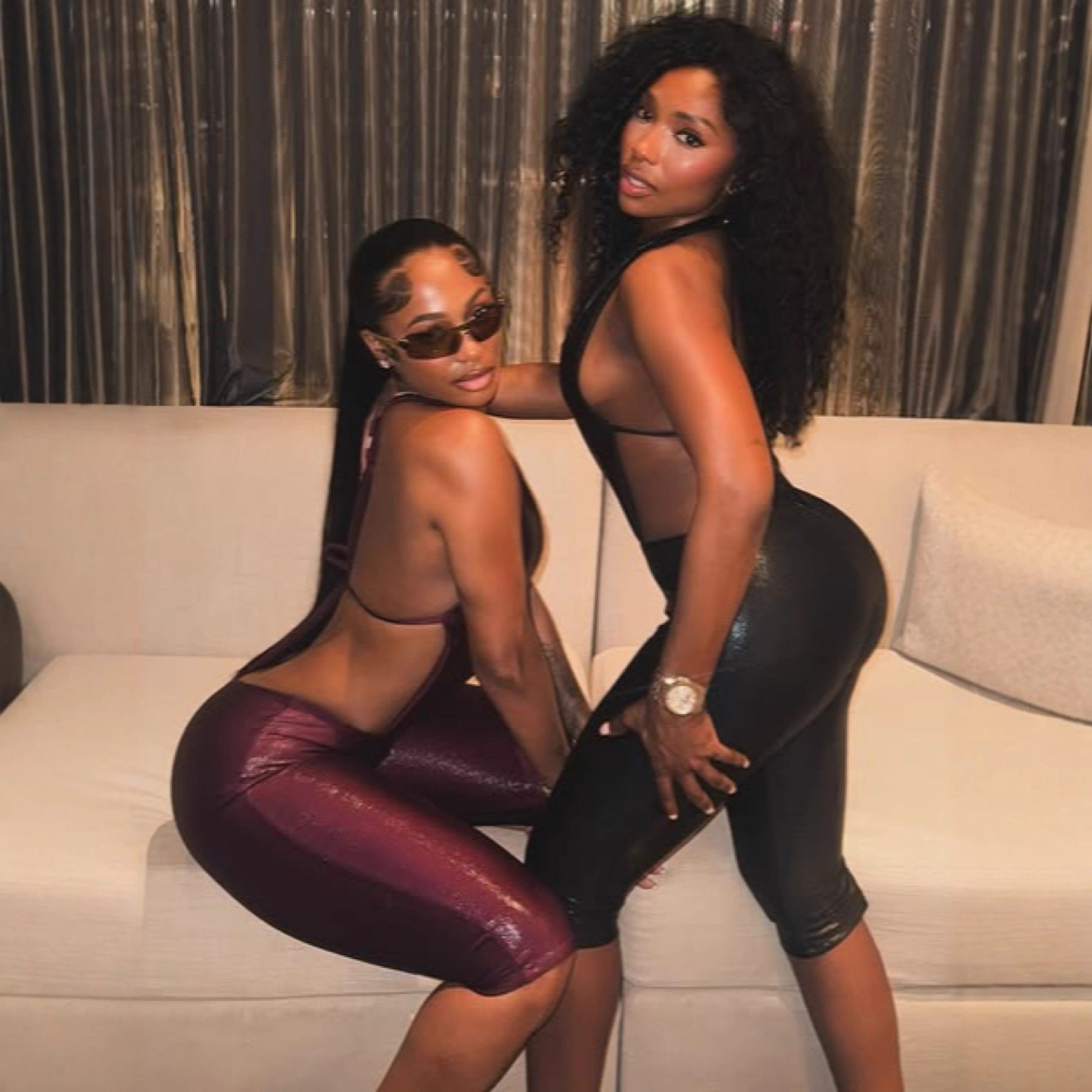 欧美跨境2025新款女装性感深V冰丝料挂脖露背紧身五分长裤两件套