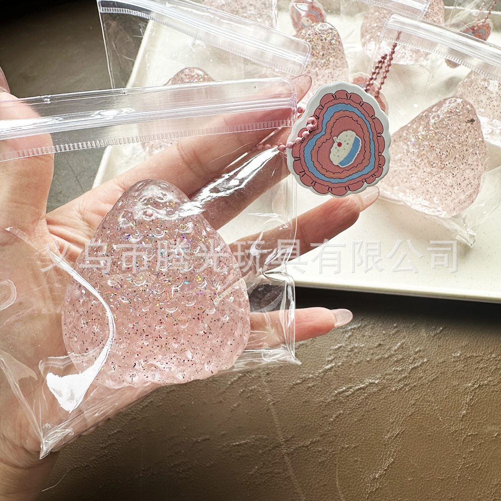 しっかりとした大きなイチゴ透明色