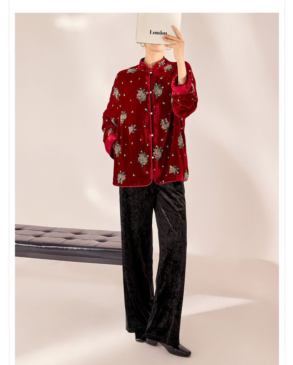 Áo sơ mi nữ lụa tơ tằm cổ đứng cài khuy kiểu cardigan thêu hoa — Dương Tây Đỏ (Giao Hàng Ngay)