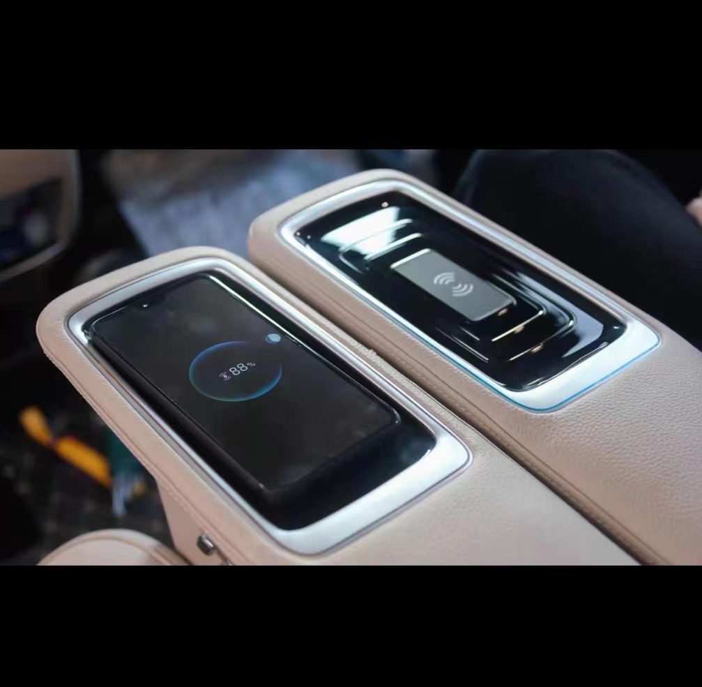 Suitable for Mercedes-Benz V260 high-end seat car wireless mobile phone charger 15V fast charging mobile phone holder charging board