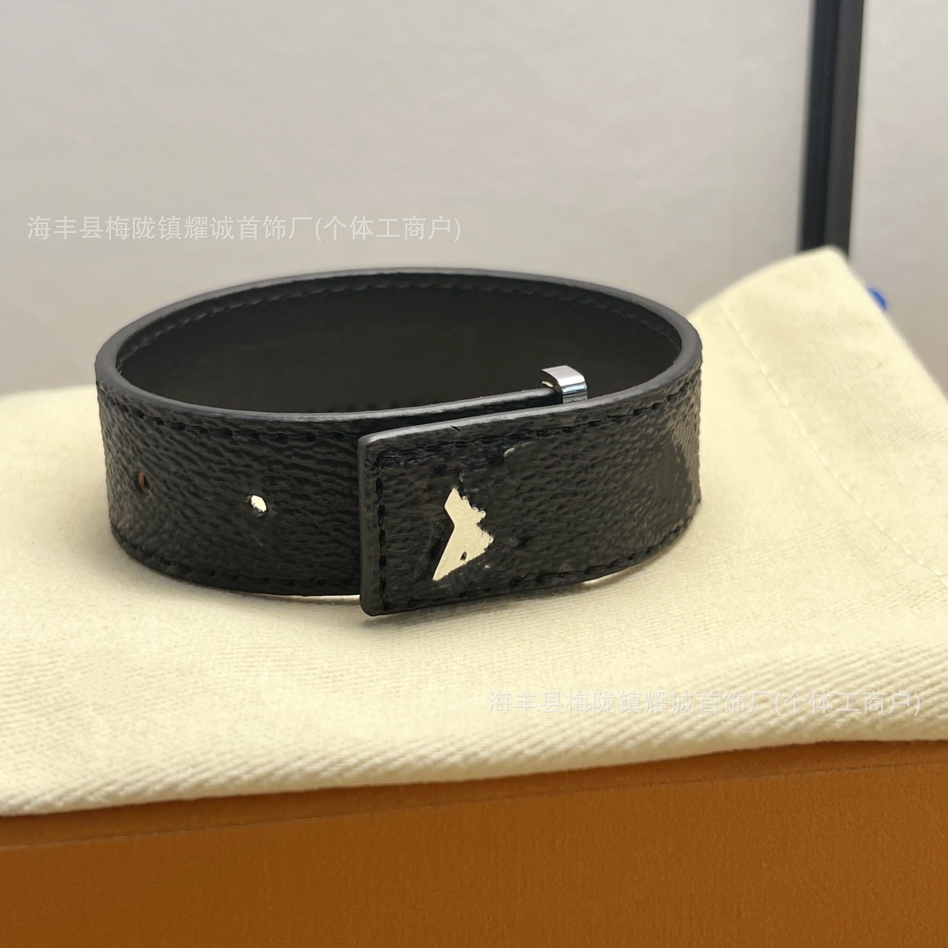 Cross-border distribution of leather garter garbs by a high-end donkey with a thong of thongs.