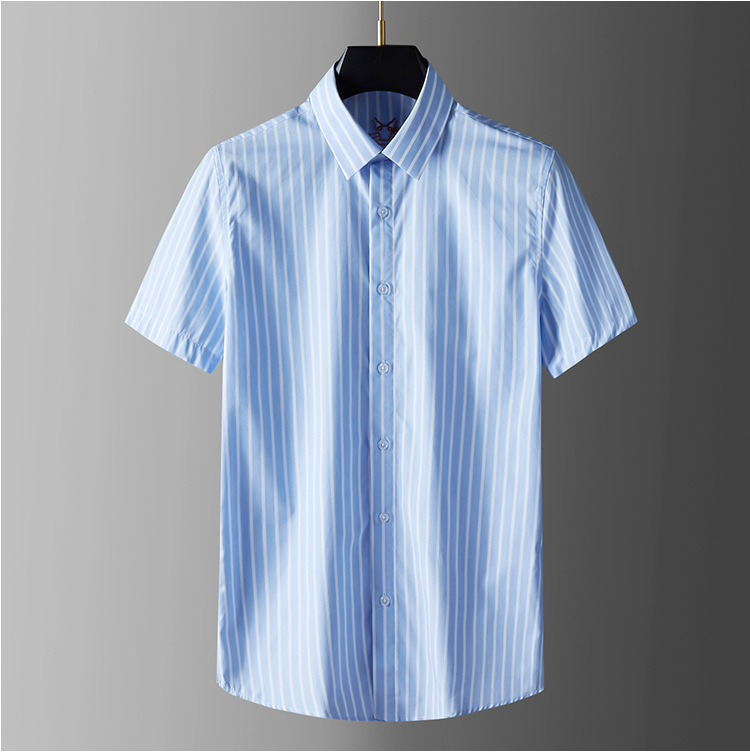 Áo sơ mi nam ngắn tay kẻ sọc xanh trắng cotton thêu ong sau lưng dáng ôm — Màu xanh lam nhạt