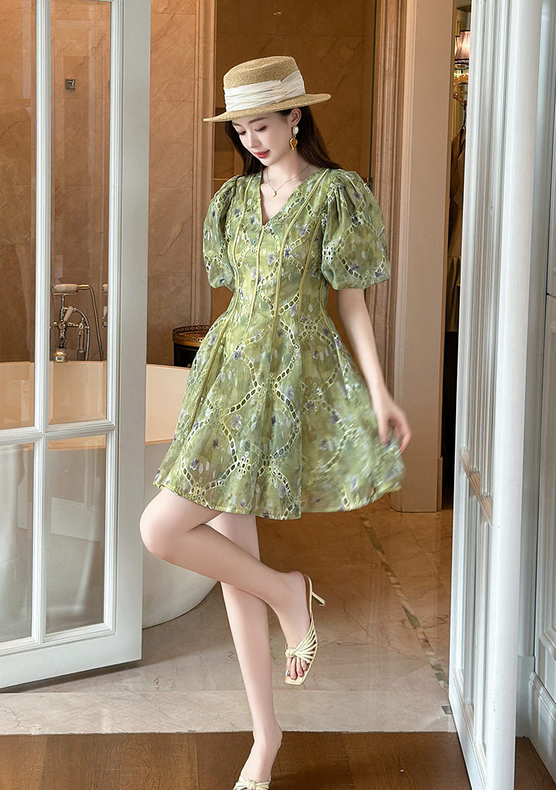 Đầm suông nữ midi cổ V tay bồng eo ôm họa tiết hoa — [Xanh lá] chi tiết 6