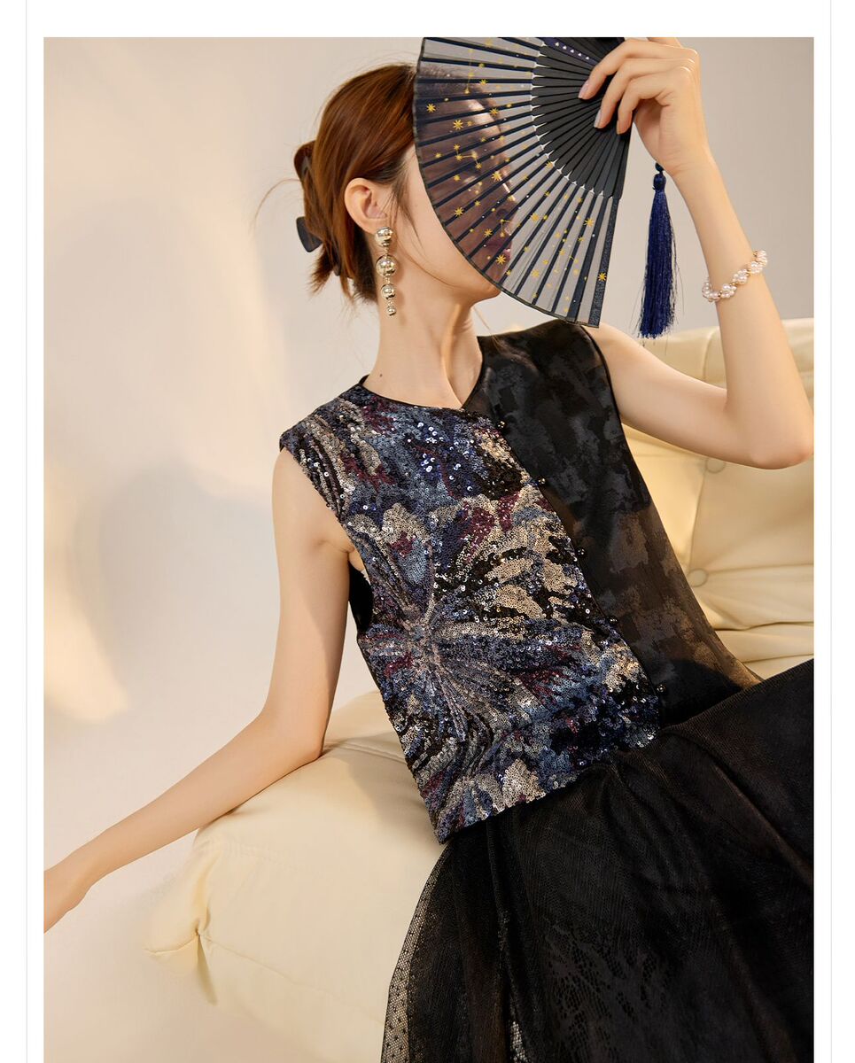 Áo vest nữ dáng ngắn cổ tròn thêu hạt cườm phối cúc một hàng — Jet Black (Giao hàng trong 7 ngày), Màu đen rực rỡ (phát hành cùng ngày), Màu sắc ảo diệu (giao hàng trong 7 ngày), Màu sắc ảo diệu (phát hành cùng ngày)