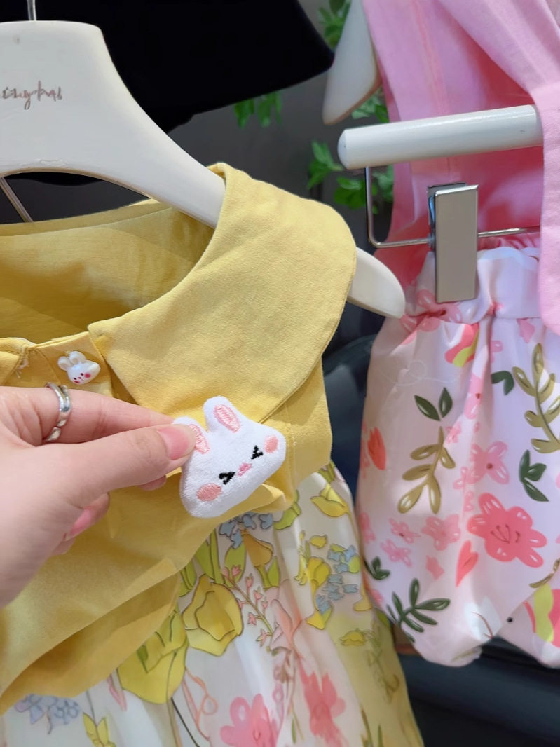 Nuovo set di due pezzi alla moda orecchie coniglio 3D cartone animato bambine, estivo carino outfit shorts bocciolo bambola creativo