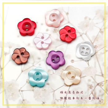 Spot small batch of two-eye four-eye resin buttons pearlescent real corrugated plum-shaped buttons petal-shaped shirt buckle