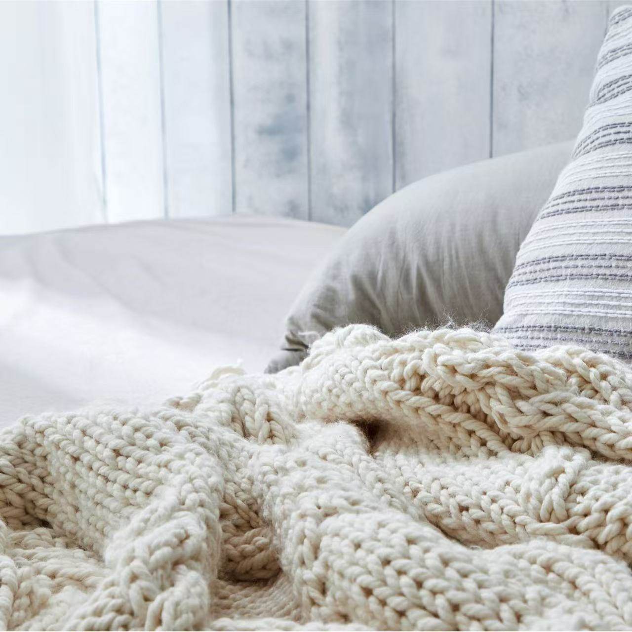 Factory Direct Sales Amazon Thick Wool Aigle Hand-Woven Tassel Blanket Soft Decoration Sofa Blanket Handmade Blanket