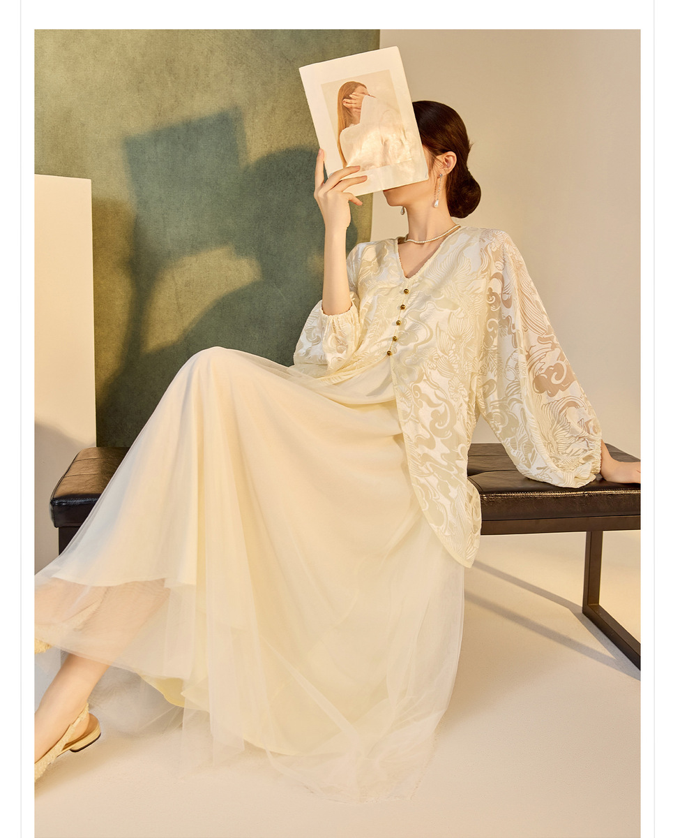 Đầm maxi nữ dài tay cổ chữ V họa tiết hoa in nổi — bầu trời xanh, Màu trắng nhạt