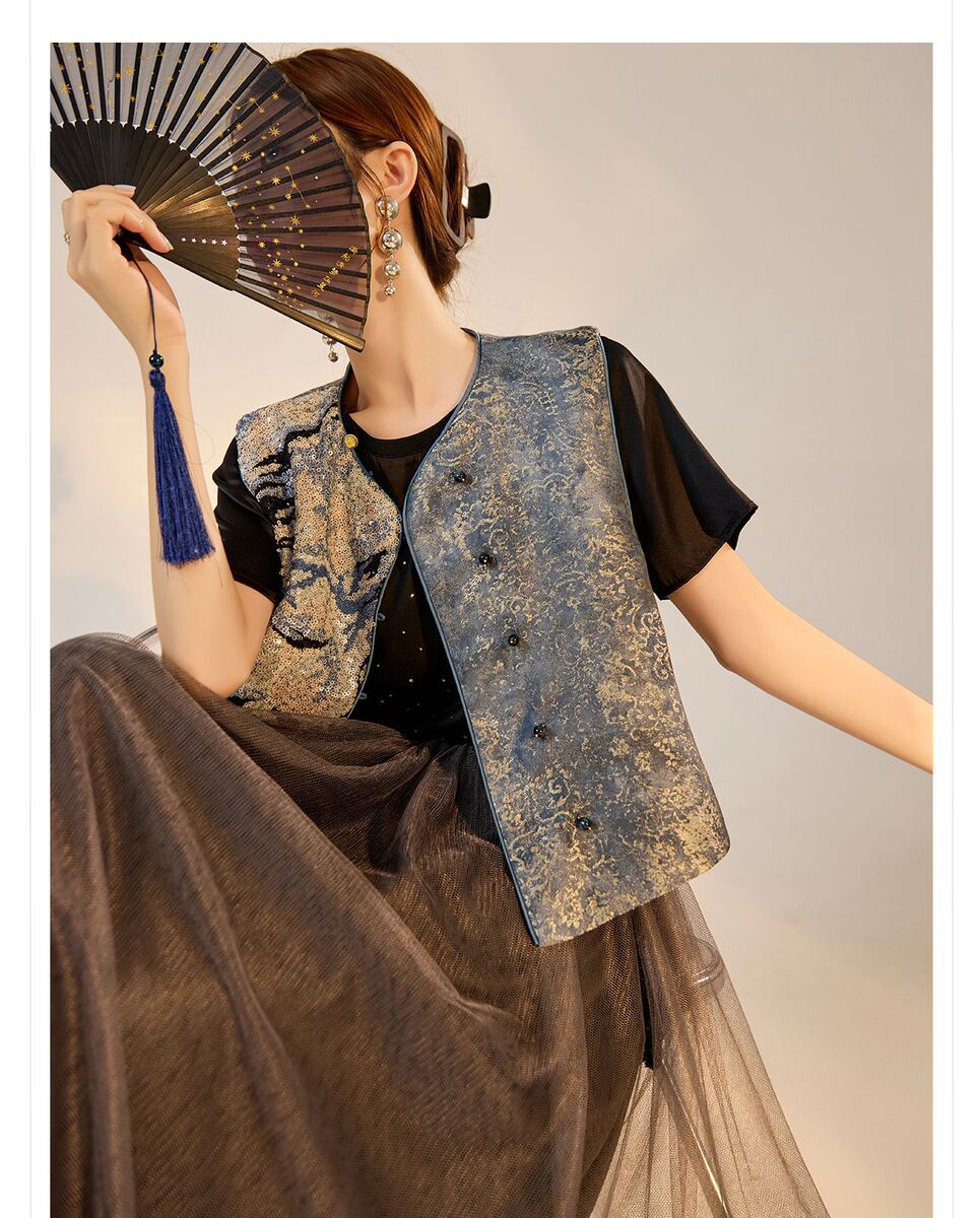 Áo vest nữ dáng ngắn cổ tròn thêu hạt cườm phối cúc một hàng — Jet Black (Giao hàng trong 7 ngày), Màu đen rực rỡ (phát hành cùng ngày), Màu sắc ảo diệu (giao hàng trong 7 ngày), Màu sắc ảo diệu (phát hành cùng ngày)