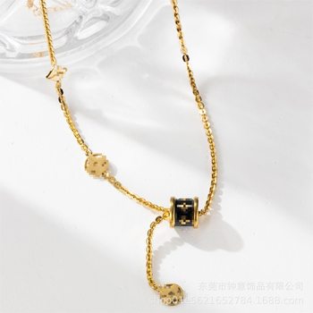 Color-free titanium steel European and American cross-border old flower leather small man waist four-leaf clover tassel necklace all-match high-grade clavicle chain