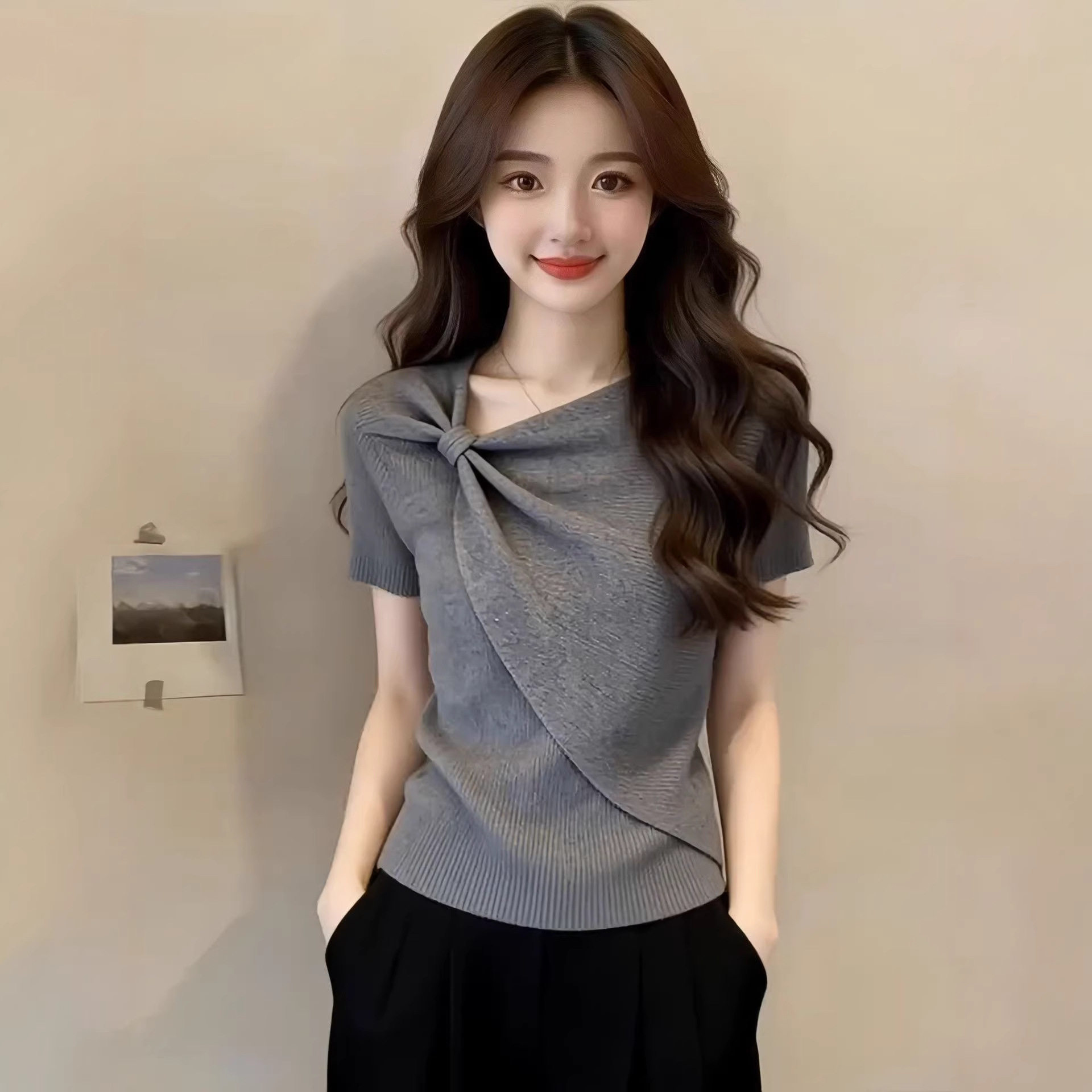 เสื้อยืดแขนสั้นสำหรับผู้หญิง แฟชั่นใหม่ฤดูร้อนปี 2026 ยอดนิยม เสื้อถักบิดไหล่ ดูสวยสะดุดตา ตัวสั้น