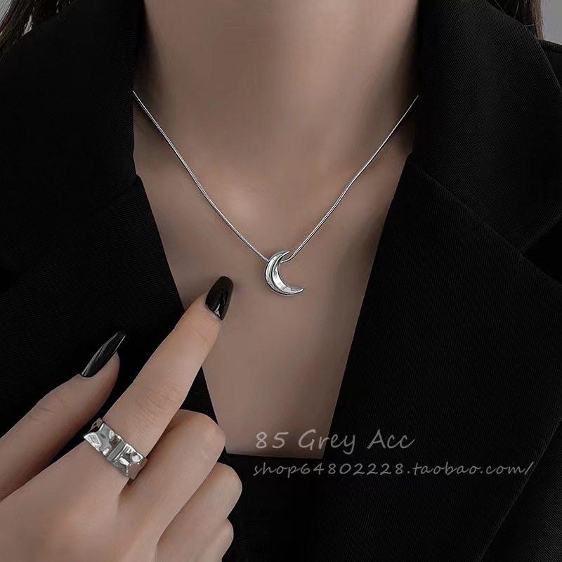 Sweet cool hot girl moon necklace female summer ins cold style hip hop clavicle chain 2023 New neck chain accessories