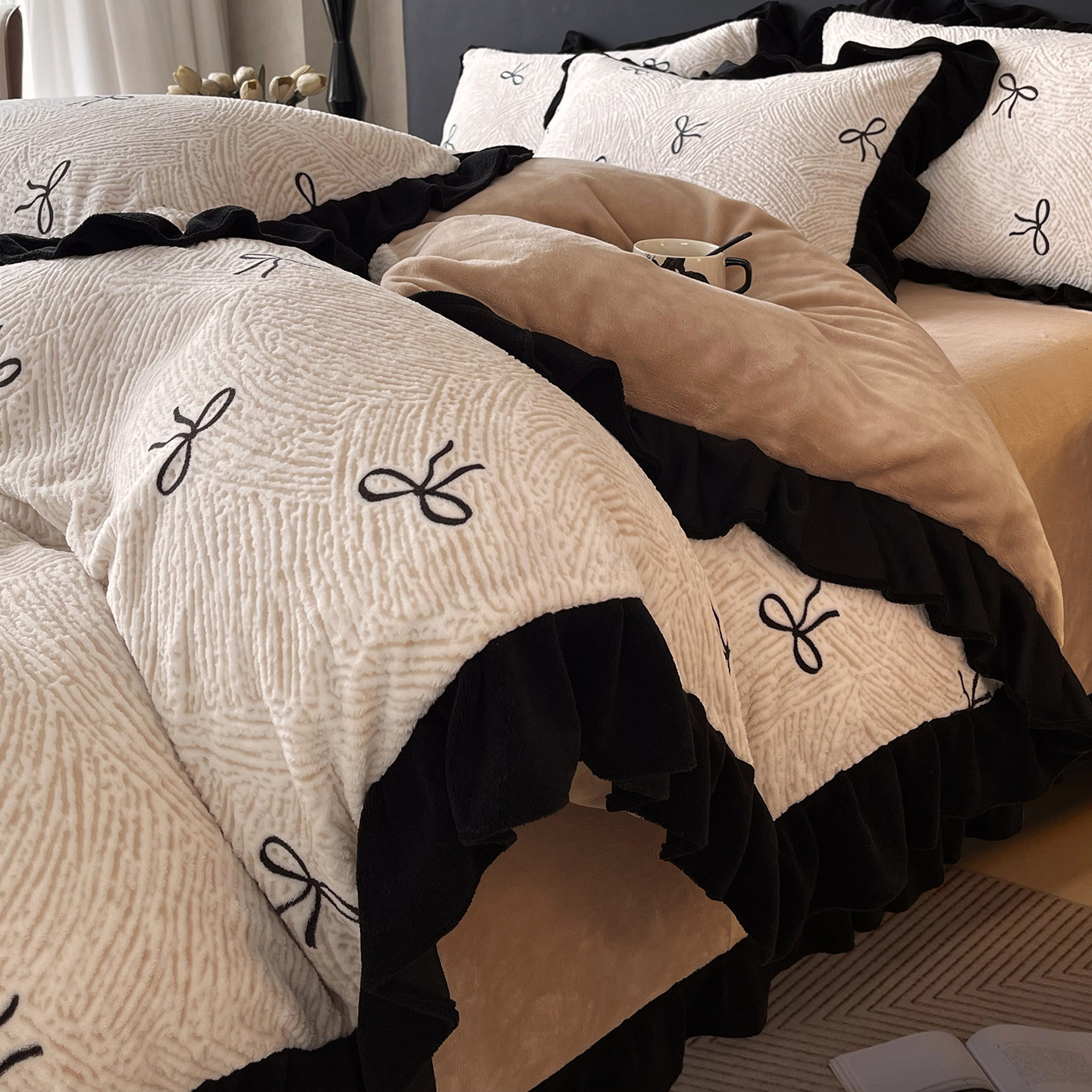 Plush Retro Style Hepburn Light French High Weight Milk Velvet Fully Matte Stereo Relief French Lace Four-Piece Set